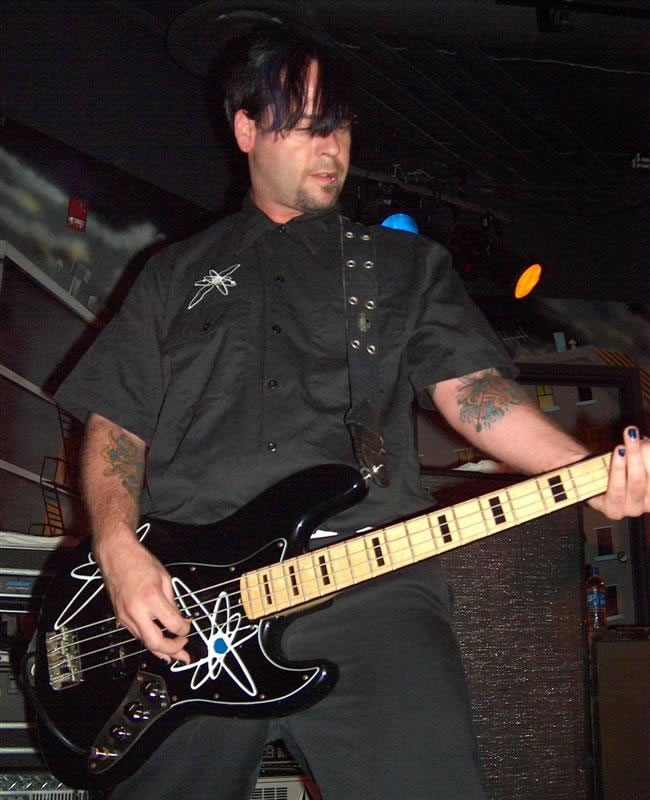Strung%20Out%20020903%20008_jpg[1].jpg