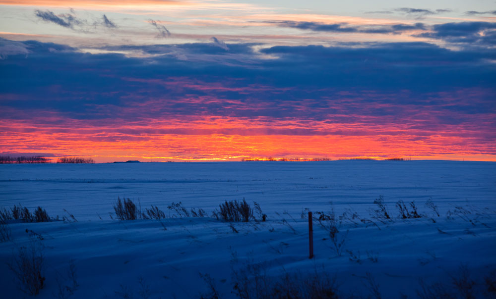 CAMROSE, ALTA.: DECEMBER, 11, 2012: —The sun sets on a snowy field along highway 21 near Camrose, Alta. on December 11, 2012. (Ryan Jackson / Edmonton Journal) sunset, sunrise, winter, weather